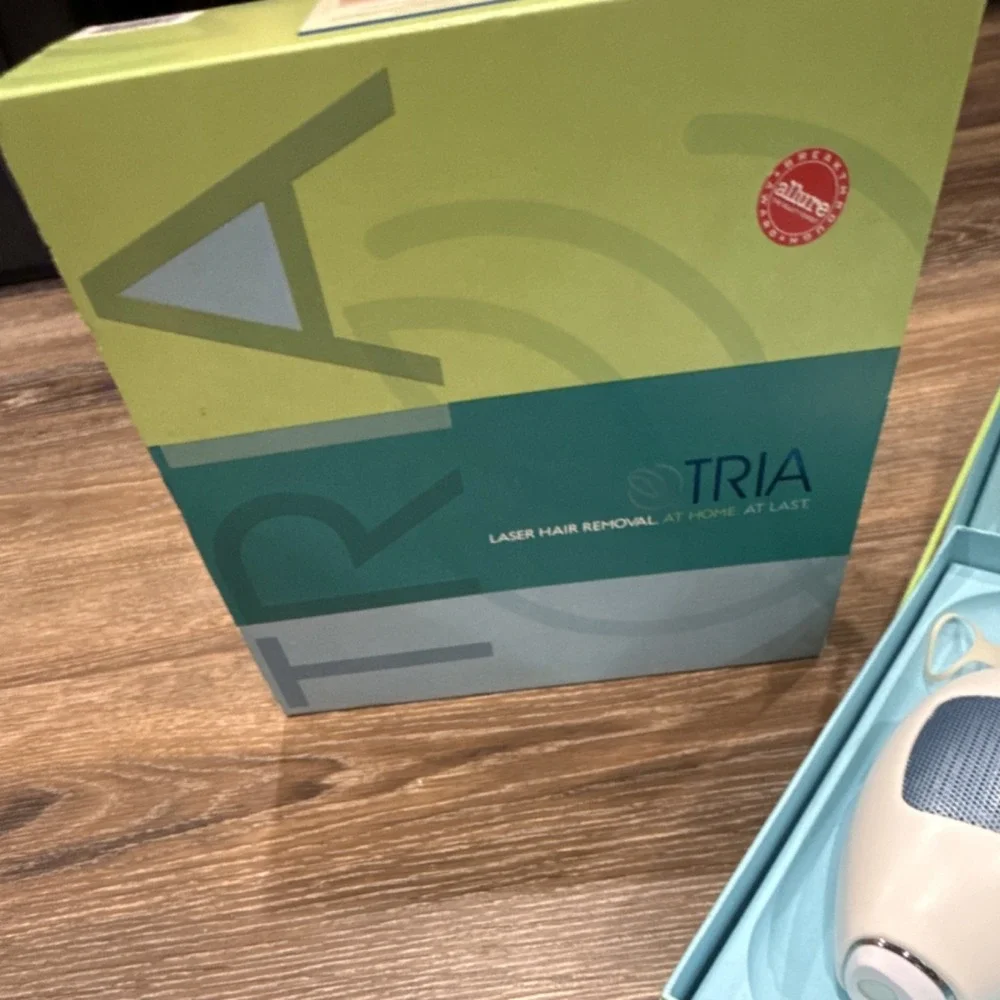 Tria THR-2S Cordless Laser Hair Removal Device‎ White/Blue w/ Charger & Box